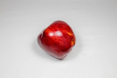 taze kırmızı elma izole