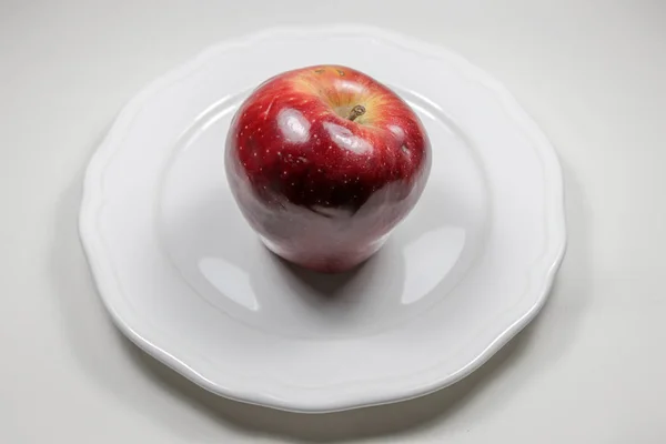 Frischer Roter Apfel Isoliert — Stockfoto