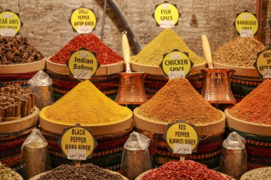 Piyasada renkli baharatlar