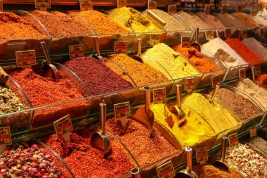 Piyasada renkli baharatlar