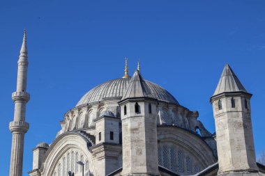 Mavi gökyüzü ve camiler