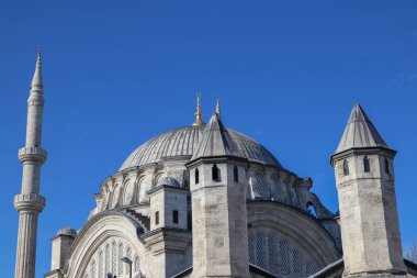 Mavi gökyüzü ve camiler