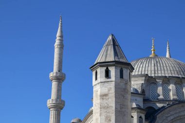 Mavi gökyüzü ve camiler