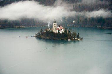 Bled Gölü ve Bled göl Adası manzarası, tarihi kent