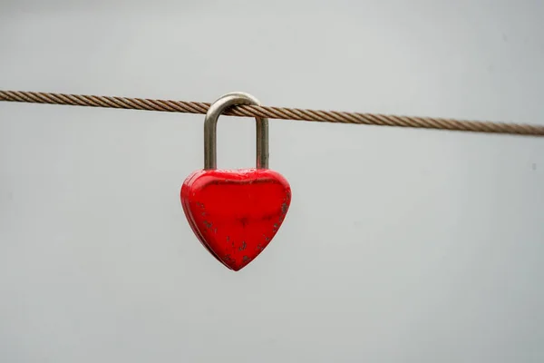 Χρωματιστά Κλειδαριές Κρέμεται Στη Γέφυρα Για Την Αγάπη — Φωτογραφία Αρχείου