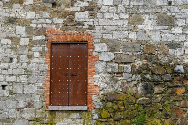 Eski kapılar ve eski şehrin eski windows
