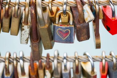 Aşk için köprüde asılı renkli kilitleri