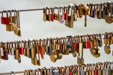 Aşk için köprüde asılı renkli kilitleri