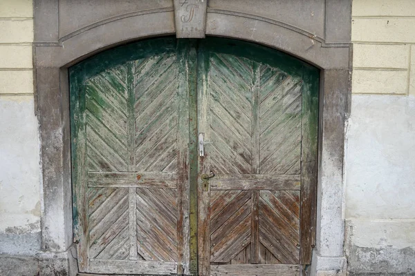Παλαιές Πόρτες Και Παλαιά Παράθυρα Στην Παλιά Πόλη — Φωτογραφία Αρχείου