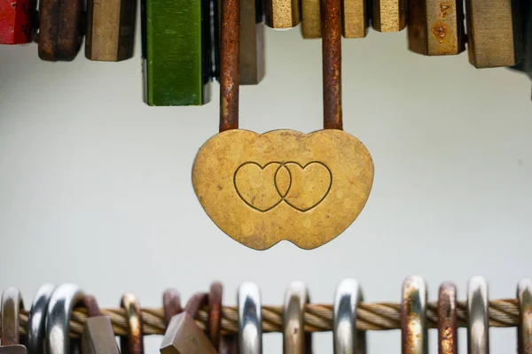 Χρωματιστά Κλειδαριές Κρέμεται Στη Γέφυρα Για Την Αγάπη — Φωτογραφία Αρχείου