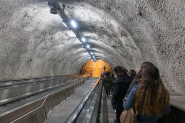 Yürüyen merdiven ve insanlar için metro