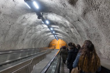 Yürüyen merdiven ve insanlar için metro