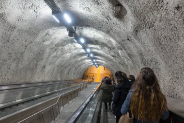 Yürüyen merdiven ve insanlar için metro