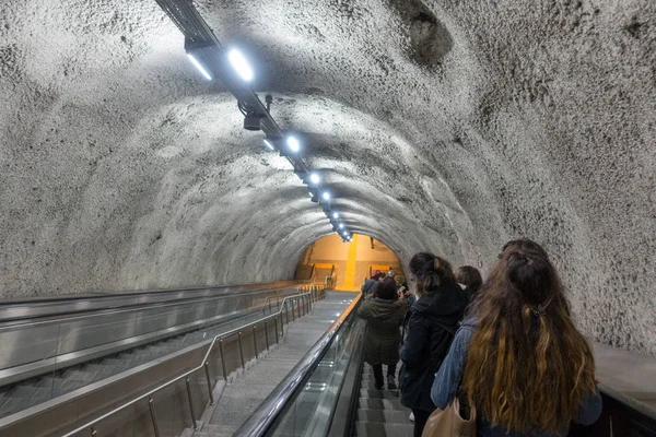 Yürüyen merdiven ve insanlar için metro
