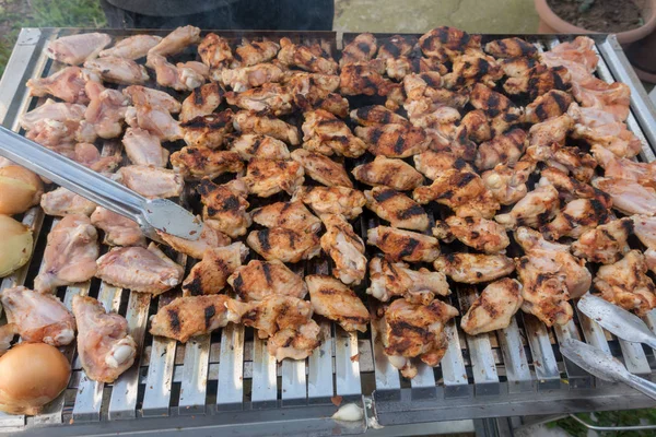 鸡翅和肉丸烧烤架 — 图库照片