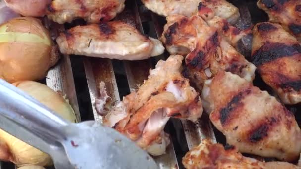 鸡翅和肉丸烧烤架 — 图库视频影像