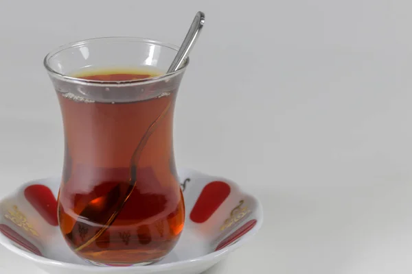 分離された伝統的なトルコの紅茶 — ストック写真