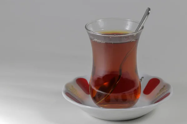 Tradycyjnej Tureckiej Herbaty Białym Tle — Zdjęcie stockowe