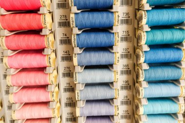 Renkli ip makaraları dikiş için