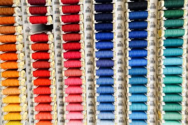 Renkli ip makaraları dikiş için