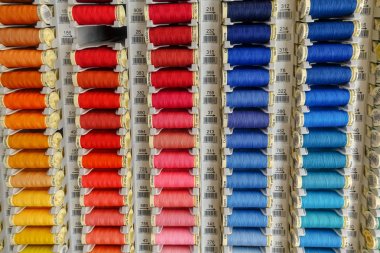 Renkli ip makaraları dikiş için