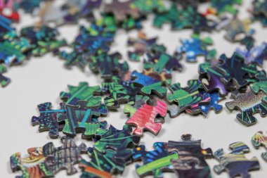 Bulmaca ve izole puzzle parçaları