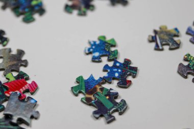 Bulmaca ve izole puzzle parçaları