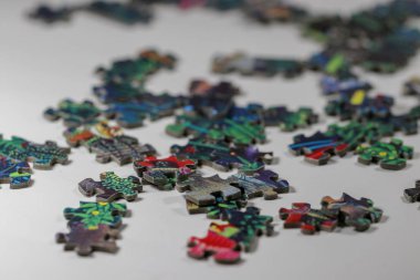 Bulmaca ve izole puzzle parçaları