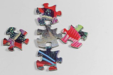 Bulmaca ve izole puzzle parçaları