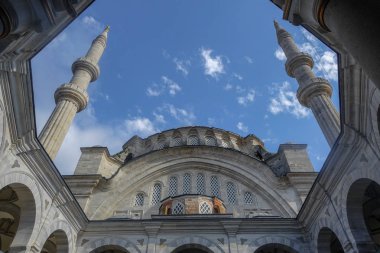 Camilerin Minare ve mavi gökyüzü