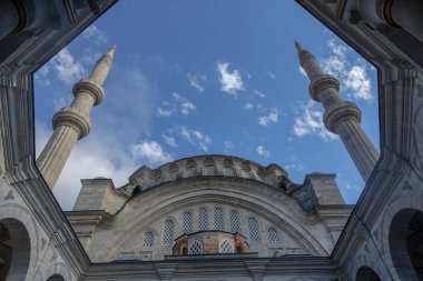 Camilerin Minare ve mavi gökyüzü