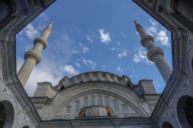 Camilerin Minare ve mavi gökyüzü