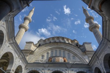 Camilerin Minare ve mavi gökyüzü