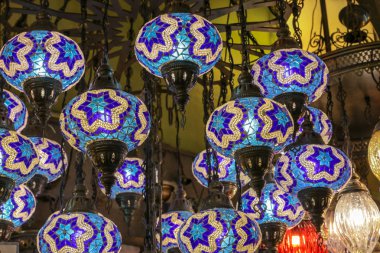 Geleneksel Türk tarzı lamba üzerinden kapalı çarşı