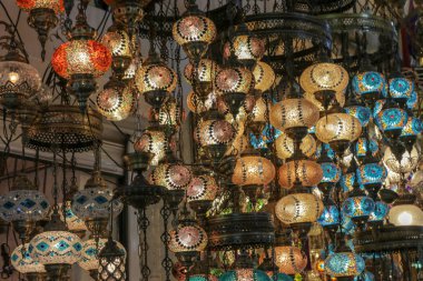 Geleneksel Türk tarzı lamba üzerinden kapalı çarşı