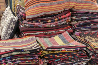 Geleneksel desenli yastıklar, kumaşlar, halılar