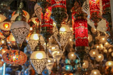 Geleneksel Türk tarzı lamba üzerinden kapalı çarşı