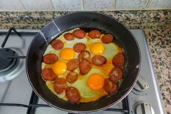 朝の朝食のためのトルコ語ソーセージ卵 — ストック写真