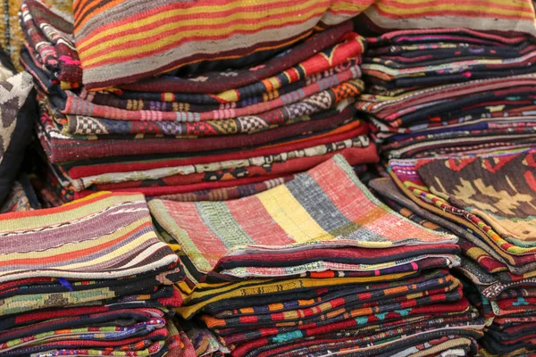 Travesseiros Tradicionais Estampados Tecidos Tapetes — Fotografia de Stock
