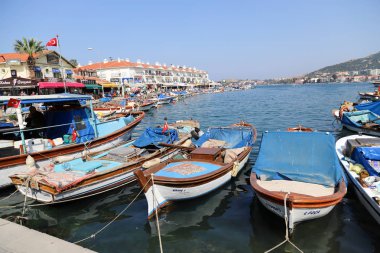 Şehir tarihi Eski Foça kent görünümünde. Foça Türkiye'de popüler turistik yer.