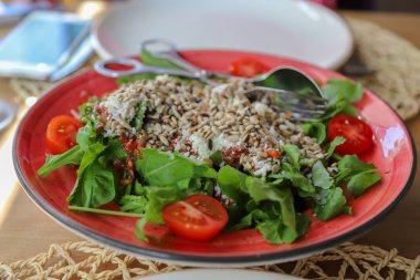 Akşam yemeği için karışık salata