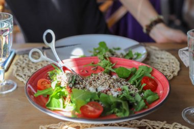 Akşam yemeği için karışık salata