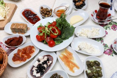 Geleneksel Türk kahvaltı ve kahvaltı masası