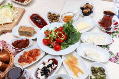 Geleneksel Türk kahvaltı ve kahvaltı masası