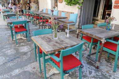 Masa ve sandalyeler kafe ve restoranlarda, dışında