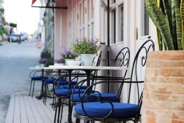 Masa ve sandalyeler kafe ve restoranlarda, dışında