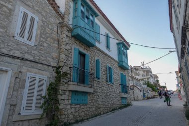 Eski evler tarihi Alaçatı kent görünümünde. Alaçatı Türkiye'de popüler turistik yer.