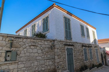 Eski evler tarihi Alaçatı kent görünümünde. Alaçatı Türkiye'de popüler turistik yer.