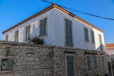 Eski evler tarihi Alaçatı kent görünümünde. Alaçatı Türkiye'de popüler turistik yer.