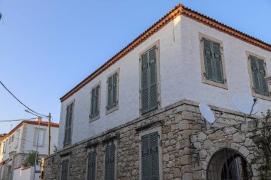 Eski evler tarihi Alaçatı kent görünümünde. Alaçatı Türkiye'de popüler turistik yer.